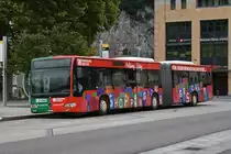 Mercedes Citaro 137 mit der Werbung für dem Pamorama Center, auf der Linie 21, wartet an der Haltestelle beim Bahnhof Interlaken West. Die Aufnahme stammt vom 05.06.2020.