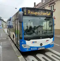 HN-VB-6021/Wagen 21(Baujahr 2019, Euro 6) der Stadtwerke Heilbronn steht an der Endhaltestelle der Linie 1 (Böckingen, Jäkleinstraße). Er ist neben Wagen 22 und 23 einer von drei Hybrid-Bussen der SWHN.
Bustyp: C2LE Hybrid