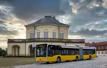 Einzigartig in Deutschland ist die Durchfahrt des Schlosses Solitude in Stuttgart. Die Busse fahren hier direkt durch den Schlosshof, und haben auch innerhalb des Geländes eine eigene Haltestelle. An einem ruhigen Sonntag ließ sich hier der noch relativ neue S-SB 7292 als Linie 92 nach Stuttgart-Heslach aufnehmen. Obwohl die beiden Endhaltestellen Rotebühlplatz und Heslach Vogelrain nur 3,5 Kilometer Luftlinie voneinander entfernt sind, benötigt der Bus für die gesamte Strecke dennoch 79 Minuten.
