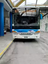 Die Front der Setra 415 UL der LLB am 17.6.20 in der Busstation in Leukerbad.
