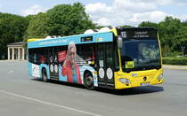 Mercedes -Benz Citaro C2 '8622' von 'Der Südender/Omnibusgesellschaft Hartmann'. Auf der Linie 106 am Großen Stern, Berlin im Mai 2020.