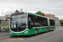Wärend der Grossbaustelle zwischen Muttenz und Pratteln werden Busse als Tram Ersatz eingesetzt. Hier wartet der Mercedes Citaro 7009, auf der Linie 14, an der Endstation an der Rothausstrasse. Die Aufnahme stammt vom 15.06.2020.