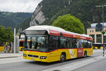 Volvo Hybrid Bus der Post, auf der Linie 105, fährt zur Haltestelle beim Bahnhof Interlaken West. Die Aufnahme stammt vom 05.06.2020.