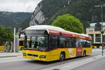 Volvo Hybrid Bus der Post, auf der Linie 105, fährt zur Haltestelle beim Bahnhof Interlaken West. Die Aufnahme stammt vom 05.06.2020.