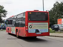Heckpartie des S 415 NF der Firma Überlandverkehr Thomas Präkelt bei der Abfahrt vom Regionalbahnhof Berlin Flughafen Schönefeld am 14. Juni 2020.