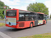 Setra S 415 NF beim Abbiegevorgang vom Parkplatz des Regionalbahnhof Berlin Flughafen Schönefeld am 14. Juni 2020 in die Mittelstraße in Schönefeld zur Fahrt als SEV in Richtung Königs Wusterhausen.