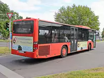 Setra S 415 NF beim Abbiegevorgang vom Parkplatz des Regionalbahnhof Berlin Flughafen Schönefeld am 14. Juni 2020 in die Mittelstraße in Schönefeld zur Fahrt als SEV in Richtung Königs Wusterhausen.