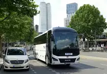 MAN Lion's Coach von Bus Verkehr Berlin -BVB, als Zusatz- / Mannschaftsbus für Hertha BSC. Berlin /Budapester Str. im Juni 2020.
