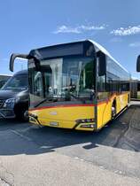 Ein Solaris IV Urbino 18 von PostAuto am 13.7.20 in Kerzers.