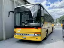 Setra 313 UL von PostAuto Oberwallis am 16.7.20 beim Simplontunnel in Brig.