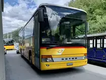 Setra 313 UL von PostAuto Oberwallis am 16.7.20 vor dem Simplontunnel in Brig.