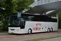 VanHool EX 16H von Hippo Reizen gesehen am Straßenrand in Maastricht. 17.07.2020	                