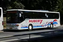 HU 3018, Setra S 415UL von Voyages Huberty, steht am Straßenrand in der Stadt Luxemburg. 08.2020 