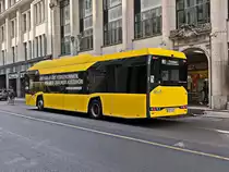 BVG -Solaris Urbino 12 electric  Wagen '1812', hier an der Kreuzung Friedrichstrasse / Mittelstrasse in Berlin Mitte am 05. August 2020. 