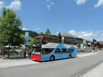 Lech am Arlberg - 30. Juli 2020 : Unvi Urbis/Volvo B5L Doppledecker am Rüfiplatz.