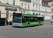 Friedrichshafen - 29. Juli 2020 : Citaro C2 Nr 2522 mit Werbung für die Stadtwerke verlässt den Bahnhof.