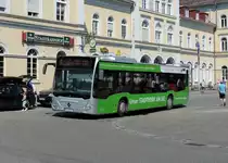 Friedrichshafen - 29. Juli 2020 : Citaro C2 Nr 2522 mit Werbung für die Stadtwerke verlässt den Bahnhof.