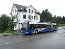 VZO - Mercedes Citaro Nr. 106 an der Ersatzhaltestelle am Bahnhof Feldbach am 4.8.20. Nach seinem heftigen Unfall im Sommer 2018 in Grüningen bekam der Wagen Nr. 106 an der Front eine neue orange Linienanzeige.