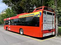 Heckansicht des Volvo 7700 27 vom Zimmerbergbus der als provisorischer Pausenraum der STI dient, am 16.8.20 beim Bahnhof Thun.