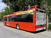Heckansicht des Volvo 7700 27 vom Zimmerbergbus der als provisorischer Pausenraum der STI dient, am 16.8.20 beim Bahnhof Thun.