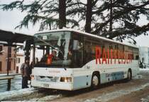 Schnee in Bellinzona: FART Locarno Nr. 19/TI 168719 Mercedes Integro am 10. Dezember 2008 Bellinzona, Bahnhof (mit Vollwerbung fr  Raiffeisen )
