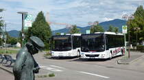 OG-TK 1016 als Bus7122 (Bahnhof Achern - Hornenberg (Lauf (Baden)) und OG-TK 1116 als Bus7124 (Bahnhof Achern - Bahnhof Oberkirch) am 28.07.2020 in Achern. Wie lange der Herr wohl schon sein Ticket überprüft...