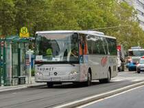 Graz. Aufgrund von Bauarbeiten auf der Steirischen Ostbahn wird verkehrt auf diesem Streckenabschnitt ein Schienenersatzverkehr. Ein Mercedes Intouro von Komet wartet hier auf die Abfahrt als SV530 beim Grazer Ostbahnhof.