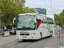 Graz. Aufgrund von Bauarbeiten auf der Steirischen Ostbahn wird verkehrt auf diesem Streckenabschnitt ein Schienenersatzverkehr. Ein Volvo 9700 von Fuchs trifft hier als SV530 am Ostbahnhof ein.
