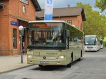 Graz. Aufgrund von Bauarbeiten auf der Steirischen Ostbahn wird verkehrt auf diesem Streckenabschnitt ein Schienenersatzverkehr. Ein Mercedes Integro von Postbus wartet hier auf die Abfahrt als SV530 beim Grazer Ostbahnhof.