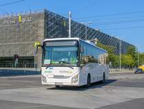 Graz. Aufgrund von Bauarbeiten auf der Steirischen Ostbahn wird verkehrt auf diesem Streckenabschnitt ein Schienenersatzverkehr. Ein IVECO Crossway von Postbus ist hier als SV530 vor der Messe zu sehen.