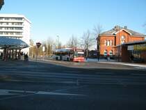 Bei strahlendem Sonnenschein steht ein Solaris Urbino III 12 der BSAG am Bahnhof Vegesack auf der Warteposition. Aufgenommen am 17. Januar 2009