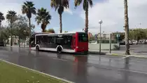 MAN Lion's City A37 Hybrid, Firma Masatusa, Wagen 991, im Einsatz auf der Linie 2, fährt zur Haltestelle IES Figueras - Carbonell in Alicante (Spanien) am 18.09.2020.