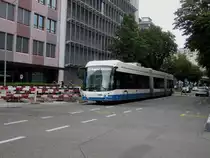 VBZ Nr. 92 (Hess Lightram 5 BGGT-22D DC) am 21.7.2020 beim Bhf. Altstetten. Infolge Bauarbeiten für die Limmattalbahn wurde die Fahrleitung ab der Haltestelle Letzipark demontiert und die Busse der Linien 31 und 83 legen diese nun im Batteriemodus zurück.