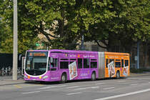 Mercedes Citaro 7017 mit der Werbung für das Adullam Pflegezentrum, auf der Linie 36, fährt am 17.09.2020 zur Haltestelle am badischen Bahnhof.
