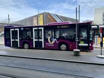 Bernmobil MB C2 K 437 mit Moonliner Vollwerbung am 24.9.20 auf dem Bahnhofplatz Brünnen Westside.