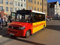 Am kleinen Markt in Stralsund steht am 21. September 2020 ein VW Kutsenits im Sonnenschein.