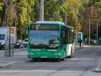 Graz. Am 05.10.2020 musste vorläufige der Betrieb auf der Straßenbahnlinie 1 eingestellt werden aufgrund eines Schadens an der Infrastruktur. Den Ersatzverkehr mussten allerdings Private übernehmen, da es bei den Graz Linien an Bussen mangelte. Der Mercedes O 530 Facelift von Watzke ist hier bei der Haltestelle Hilmteich zu sehen.