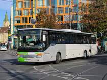 Graz. Am 06.10.2020 fuhr ein Setra S 415 von Watzke auf der Linie 521, hier am Jakominiplatz.