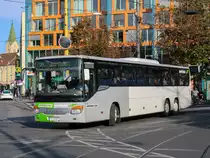 Graz. Am 06.10.2020 fuhr ein Setra S 415 von Watzke auf der Linie 521, hier am Jakominiplatz.