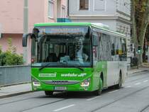 Graz. Am 05.10.2020 musste vorläufige der Betrieb auf der Straßenbahnlinie 1 eingestellt werden aufgrund eines Schadens an der Infrastruktur. Den Ersatzverkehr mussten allerdings Private übernehmen, da es bei den Graz Linien an Bussen mangelte. W 4966 von Watzke ist hier in der Hartenaugasse in Fahrtrichtung Mariatrost zu sehen.