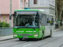 Graz. Am 05.10.2020 musste vorläufige der Betrieb auf der Straßenbahnlinie 1 eingestellt werden aufgrund eines Schadens an der Infrastruktur. Den Ersatzverkehr mussten allerdings Private übernehmen, da es bei den Graz Linien an Bussen mangelte. W 4966 von Watzke ist hier in der Hartenaugasse in Fahrtrichtung Mariatrost zu sehen.