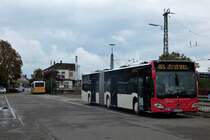 EM RR 107 von Rist Reisen KG als Bus726A (Denzlingen Bahnhof - Elzach Bahnhof) am 10.10.2020 im Bahnhof Denzlingen (Linsenfleck in der Bildmitte).