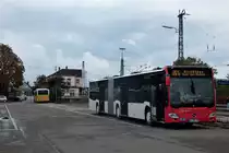 EM RR 107 von Rist Reisen KG als Bus726A (Denzlingen Bahnhof - Elzach Bahnhof) am 10.10.2020 im Bahnhof Denzlingen (Linsenfleck in der Bildmitte).