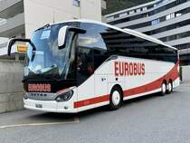 Setra 516 HD von Eurobus für den MGB Bahnersatz nach Täsch, am 12.10.20 beim Bahnhof Visp.