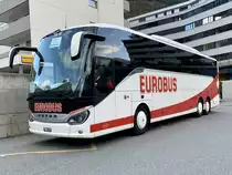 Setra 516 HD von Eurobus für den MGB Bahnersatz nach Täsch, am 12.10.20 beim Bahnhof Visp.