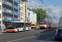 MAN A23 Lion`s City NG 323 und Stadtbahn, beide SWB, Abfahrt Kennedybrücke - 02.09.2020