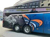 Detailblick aufs Heck der Setra 516 HD 12 von Zerzuben und Manschaftscar des EHC Visp am 19.10.20 beim Bahnhof Visp.