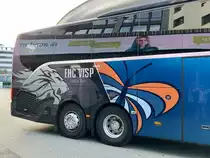 Detailblick aufs Heck der Setra 516 HD 12 von Zerzuben und Manschaftscar des EHC Visp am 19.10.20 beim Bahnhof Visp.