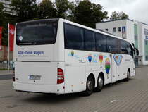 Mercedes Benz Tourismo am 06.10.20 im Stadthafen Sassnitz.