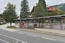 Haltestelle Hopfgarten Berglift mit ÖBB-Fahrkartenautomat und Unterführung zur gleichnamigen Bahnhaltestelle. Aufgenommen 2.10.2020.